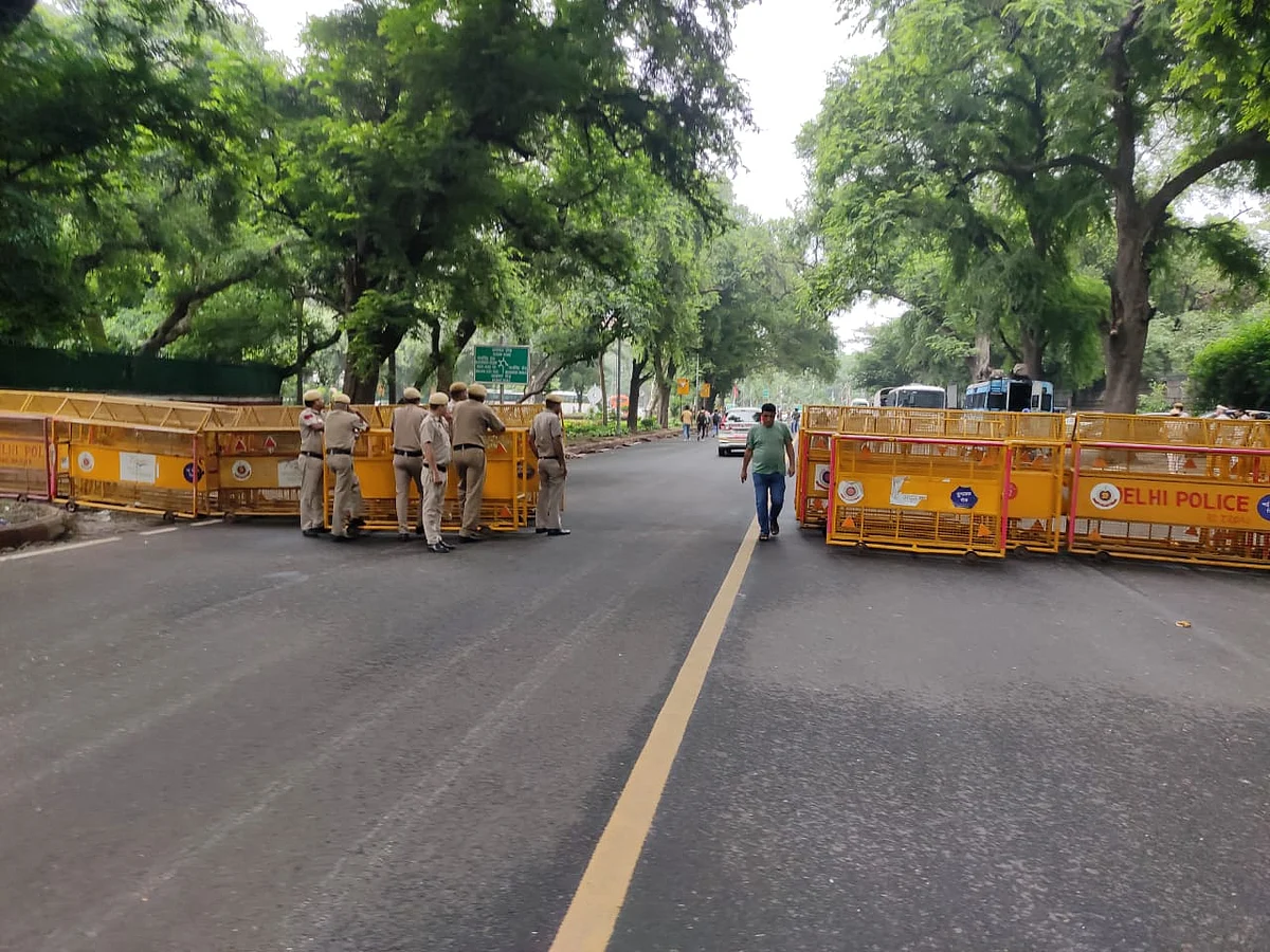 बारिश में डटे कांग्रेस कार्यकर्ताओं ने तानाशाही से लड़ने की खाई कसम, नाटक, गीतों, नारों ने प्रदर्शन में भरा रंग