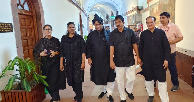 महंगाई-बेरोजगारी के खिलाफ कांग्रेस का संसद से सड़क तक हल्लाबोल, काले कपड़ों में प्रदर्शन कर रहे कांग्रेसी नेता
