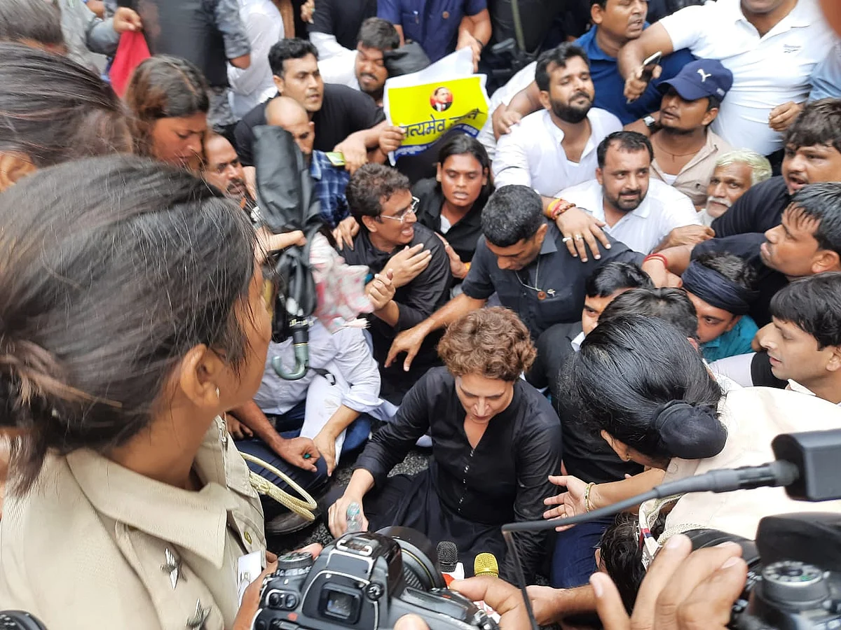 राहुल गांधी के बाद प्रियंका भी हिरासत में, कांग्रेस मुख्यालय के बाहर धरने से उठाने में छूटे पुलिस के पसीने