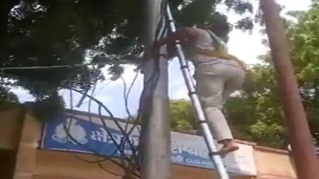 हेलमेट न पहनने पर लाइनमैन का कटा चालान, लाइनमैन ने काटी थाने की बिजली आपूर्ति