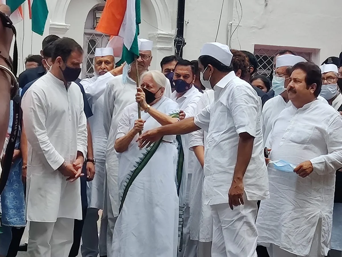 कांग्रेस मुख्यालय में मना आजादी का भव्य जश्न, ध्वजारोहण के बाद राहुल गांधी के नेतृत्व में निकला आजादी गौरव मार्च
