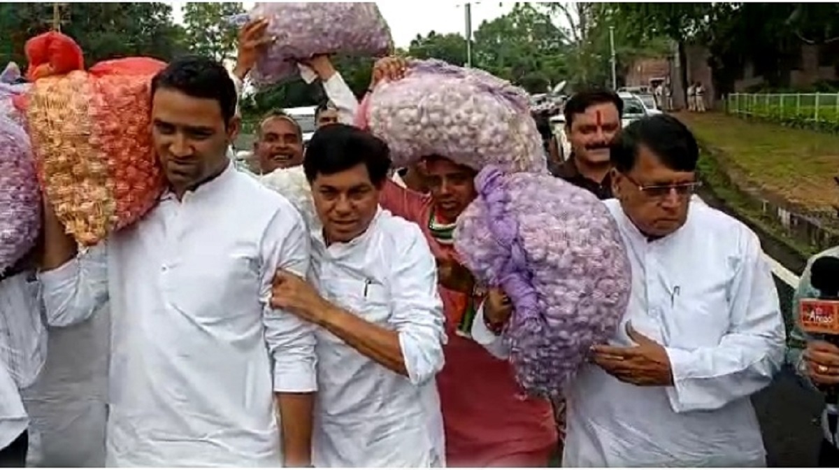 MP विधानसभा सत्र के पहले दिन लहसुन लिए कांग्रेस विधायकों ने किया प्रदर्शन, बोले- विधायक को तो खरीद रही BJP, लेकिन...