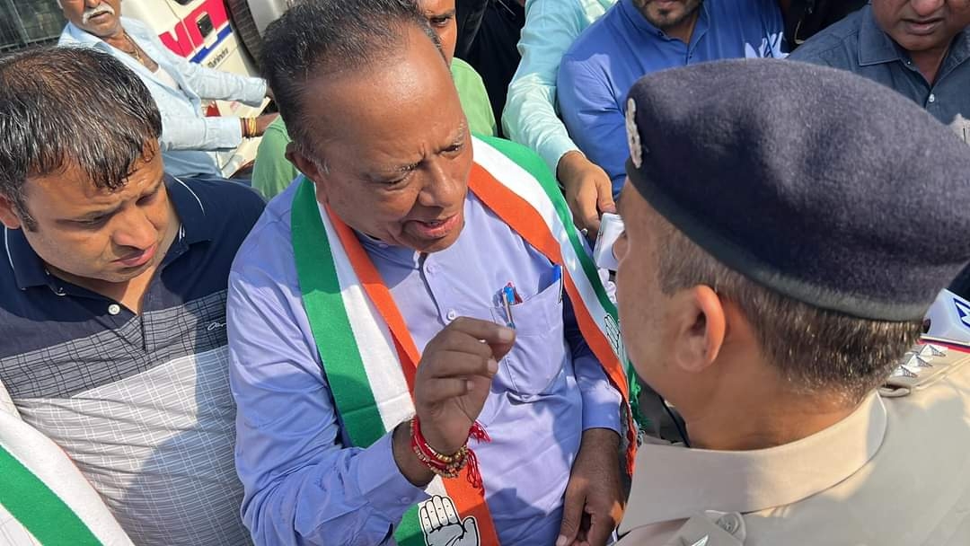 महंगाई के खिलाफ गुजरात कांग्रेस का हल्लाबोल! सड़कों पर उतरे कार्यकर्ता, पुलिस ने हिरासत में लिया