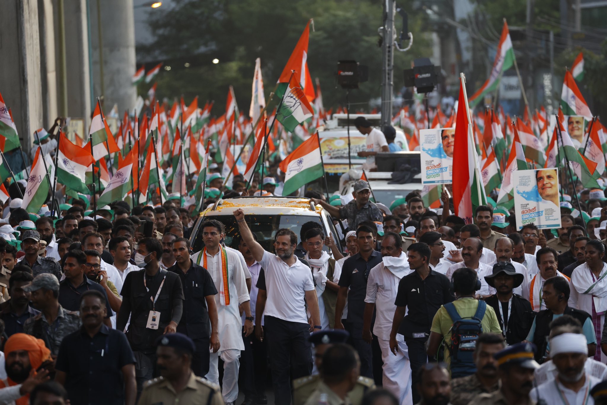 लोगों के मन में राहुल की छवि उस मसीहा के जैसी बन रही, जो सबका दुख दूर करने के लिए दुष्ट ताकतों से निकला है लड़ने