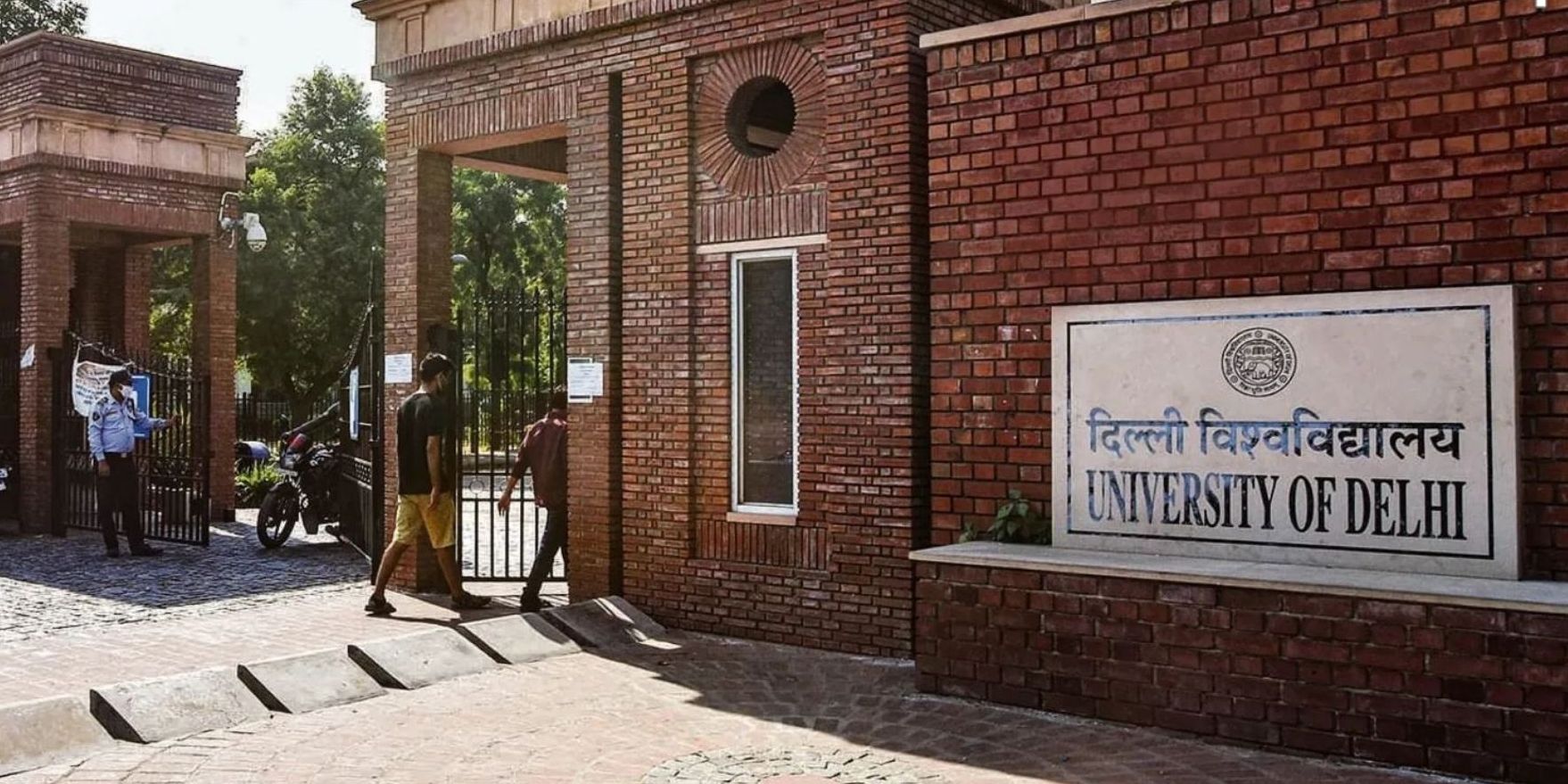 दिल्ली सरकार के अधीन राजधानी के 12 कॉलेजों के सामने पैसे का संकट, हर महीने काटा जा रहा प्रोफेसरों का वेतन