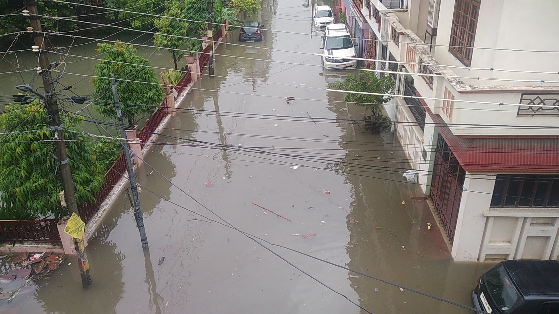 लखनऊ में भारी बारिश से जनजीवन बुरी तरह प्रभावित, कई इलाकों में घुटनों तक भरा पानी, स्कूल-दफ्तर बंद