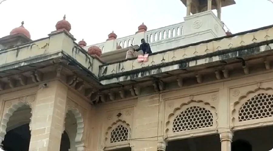 इलाहाबाद यूनिवर्सिटी में आज फिर छात्रों ने की आत्मदाह की कोशिश, बेतहाशा फीस वृद्धि के खिलाफ तेज हुआ आंदोलन