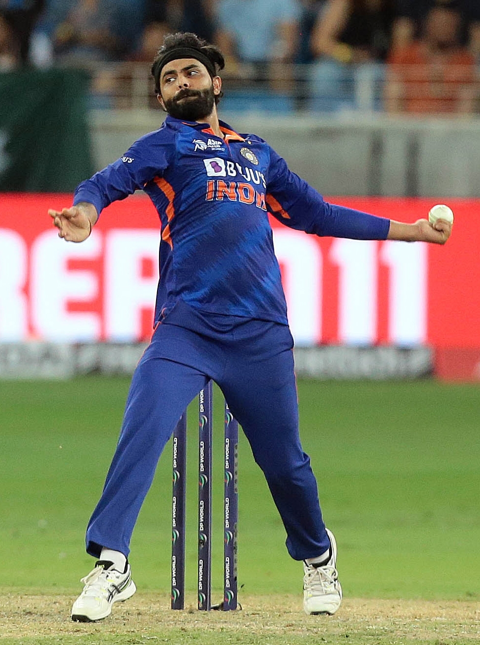 T-20 World Cup से पहले टीम इंडिया को बड़ा झटका, रवींद्र जडेजा घुटने की सर्जरी के कारण टूर्नामेंट से हो सकते हैं बाहर