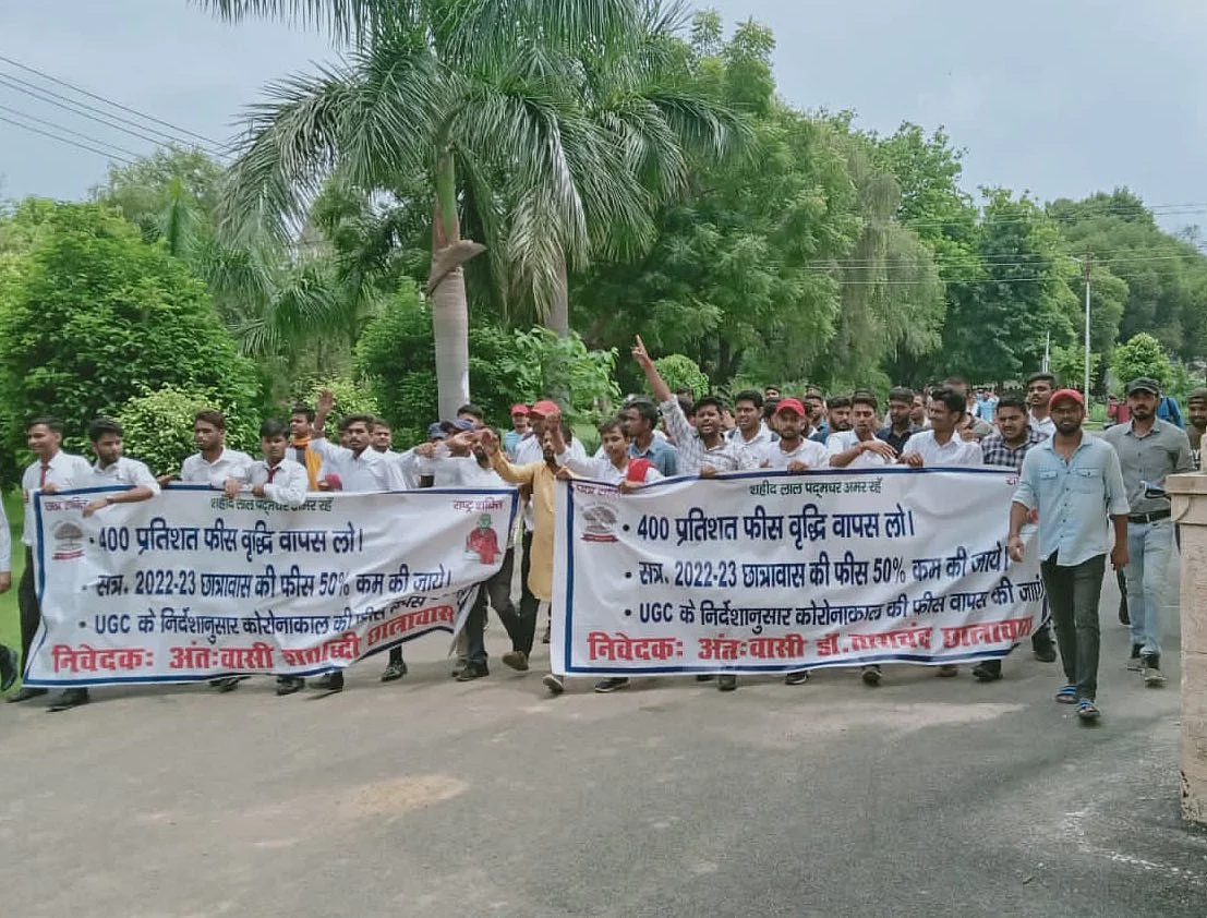 इलाहाबाद यूनिवर्सिटी में आज फिर छात्रों ने की आत्मदाह की कोशिश, बेतहाशा फीस वृद्धि के खिलाफ तेज हुआ आंदोलन