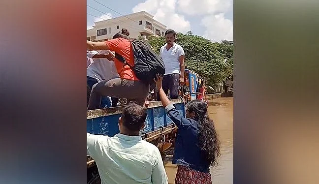 बेंगलुरु में बारिश से 'जिंदगी' बेहाल! पानी-पानी IT हब में लोग दफ्तर जाने के लिए ट्रैक्टर की सवारी करने को मजबूर
