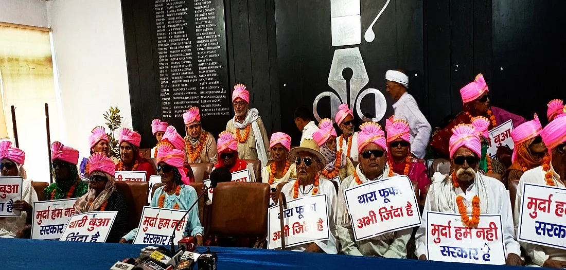 पूरे हरियाणा से आए मृत घोषित बुजुर्ग चंडीगढ़ प्रेस क्लब में अपने जिंदा होने का सबूत देते हुए