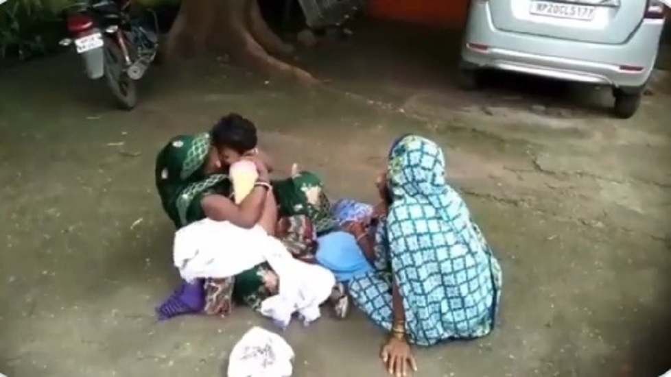 मध्य प्रदेशः इलाज नहीं मिलने पर अस्पताल के बाहर बच्चे ने मां की गोद में दम तोड़ा, हंगामे के बाद जांच के आदेश