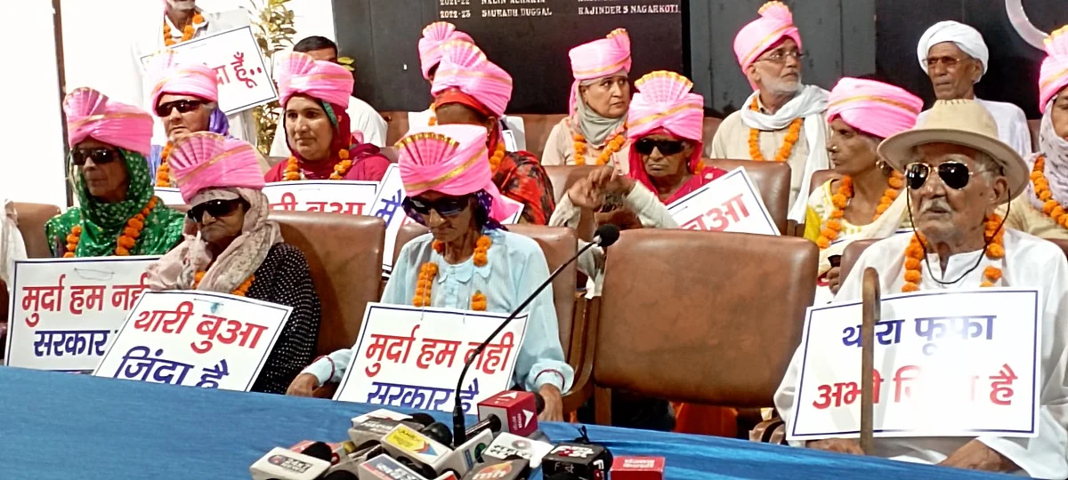 पूरे हरियाणा से आए मृत घोषित बुजुर्ग चंडीगढ़ प्रेस क्लब में अपने जिंदा होने का सबूत देते हुए