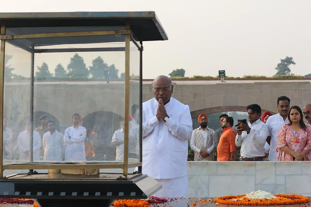 कांग्रेस की आज कमान संभालने से पहले मल्लिकार्जुन खड़गे ने महात्मा गांधी और जवाहरलाल नेहरू को दी श्रद्धांजलि