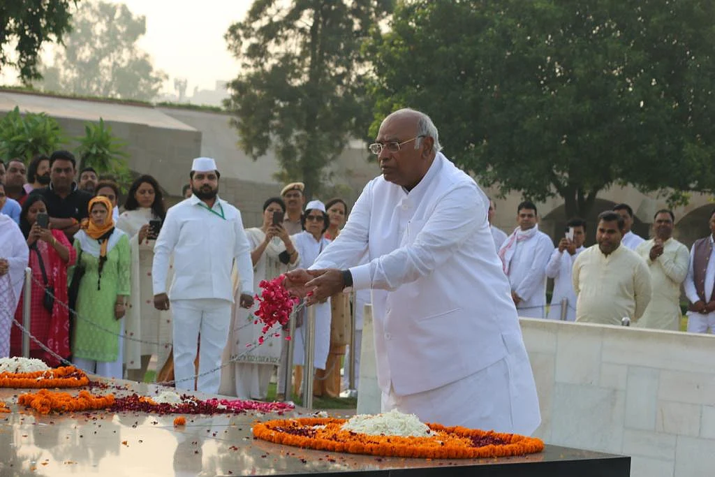 कांग्रेस की आज कमान संभालने से पहले मल्लिकार्जुन खड़गे ने महात्मा गांधी और जवाहरलाल नेहरू को दी श्रद्धांजलि