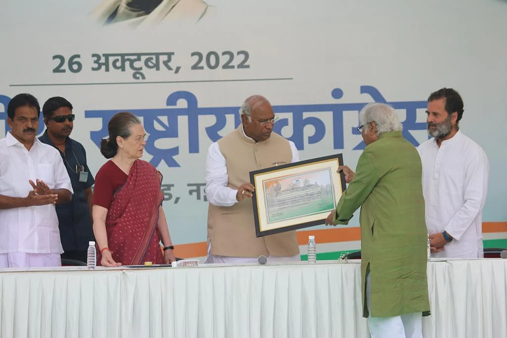 कांग्रेस को मिला नया अध्यक्ष, सोनिया गांधी ने मल्लिकार्जुन खड़गे को सौंपी कमान, बोलीं- धरती से जुड़े नेता हैं खड़गे