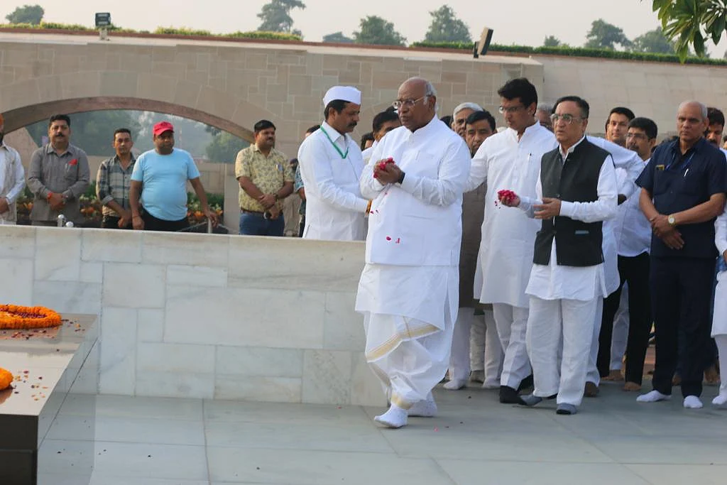 कांग्रेस की आज कमान संभालने से पहले मल्लिकार्जुन खड़गे ने महात्मा गांधी और जवाहरलाल नेहरू को दी श्रद्धांजलि