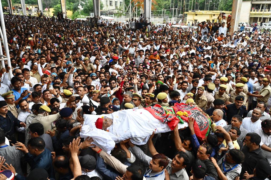 पंचतत्व में विलीन हुए मुलायम सिंह, अखिलेश ने दी मुखाग्नि, 'नेताजी अमर रहें' के नारों से गूंजा सैफई
