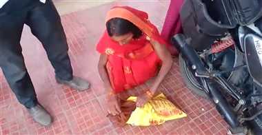 मध्य प्रदेश से सामने आई शर्मनाक तस्वीर, सिंगरौली में नवजात के शव को डिक्की में रख कर कलेक्टर कार्यालय पहुंचा पिता