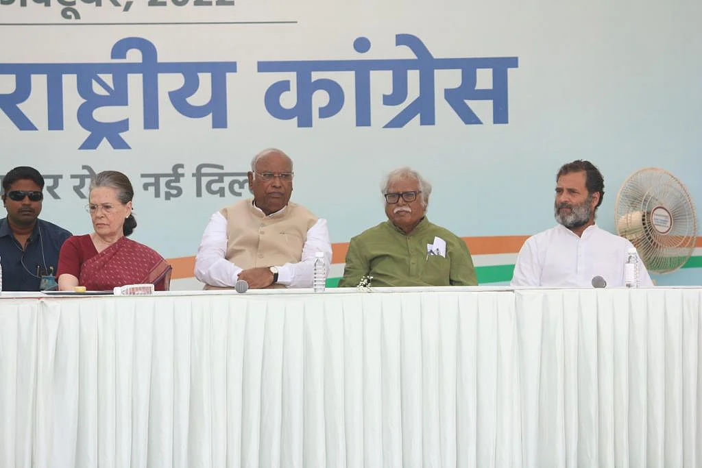 कांग्रेस को मिला नया अध्यक्ष, सोनिया गांधी ने मल्लिकार्जुन खड़गे को सौंपी कमान, बोलीं- धरती से जुड़े नेता हैं खड़गे