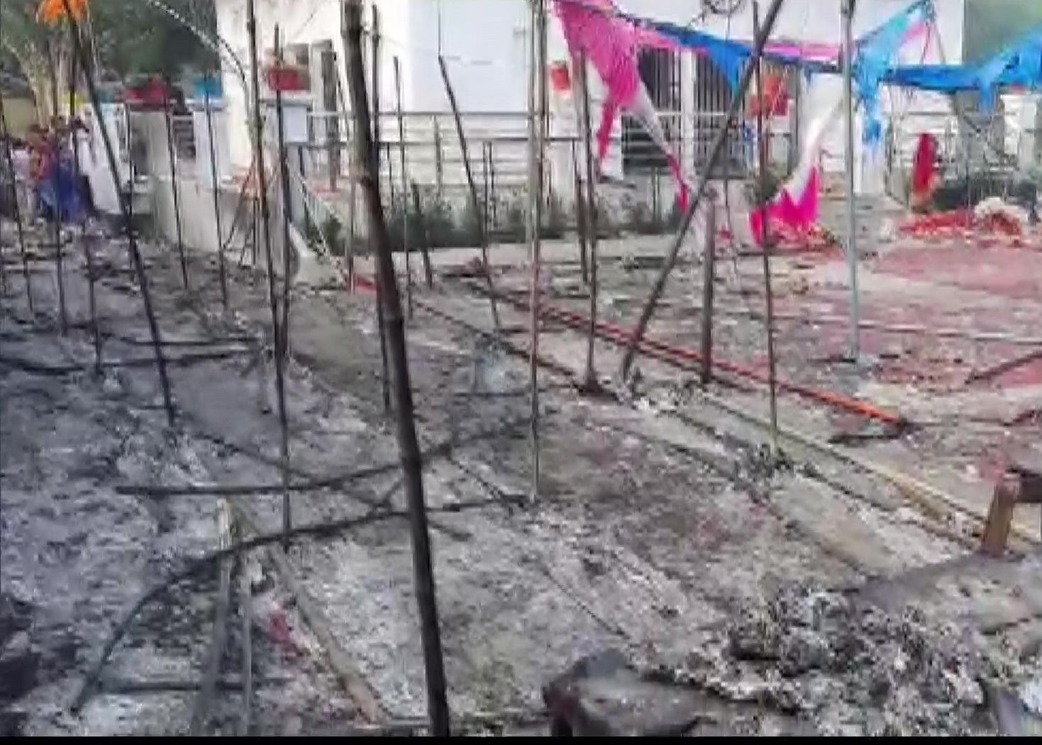 यूपी के भदोही में हादसा, दुर्गा पूजा पंडाल में लगी भीषण आग, 3 लोगों की मौत, 64 लोग झुलसे, हर तरफ मची चीख पुकार