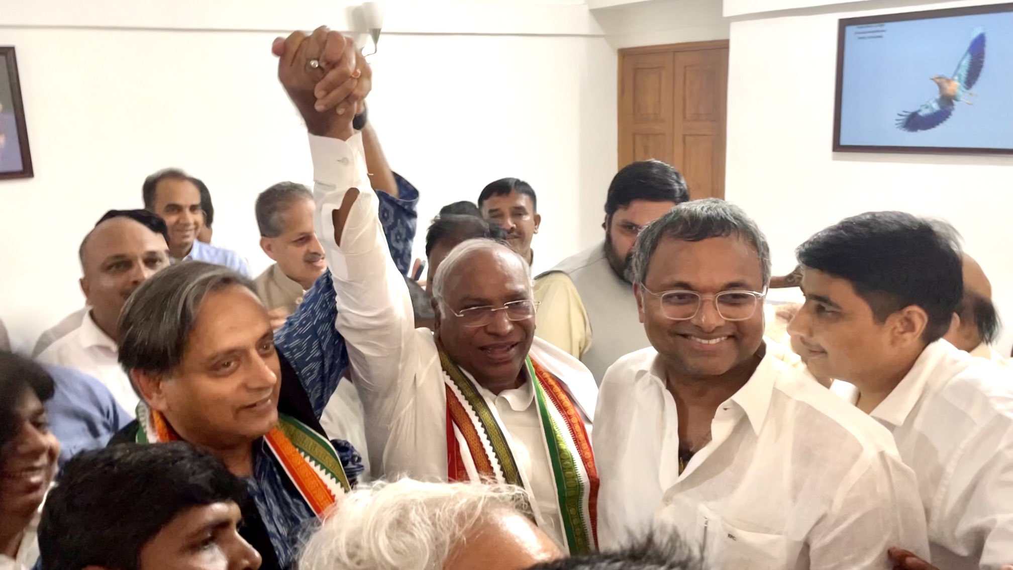 चुनाव कांग्रेस को मजबूत करने के लिए था, न कि बांटने के लिए: शशि थरूर