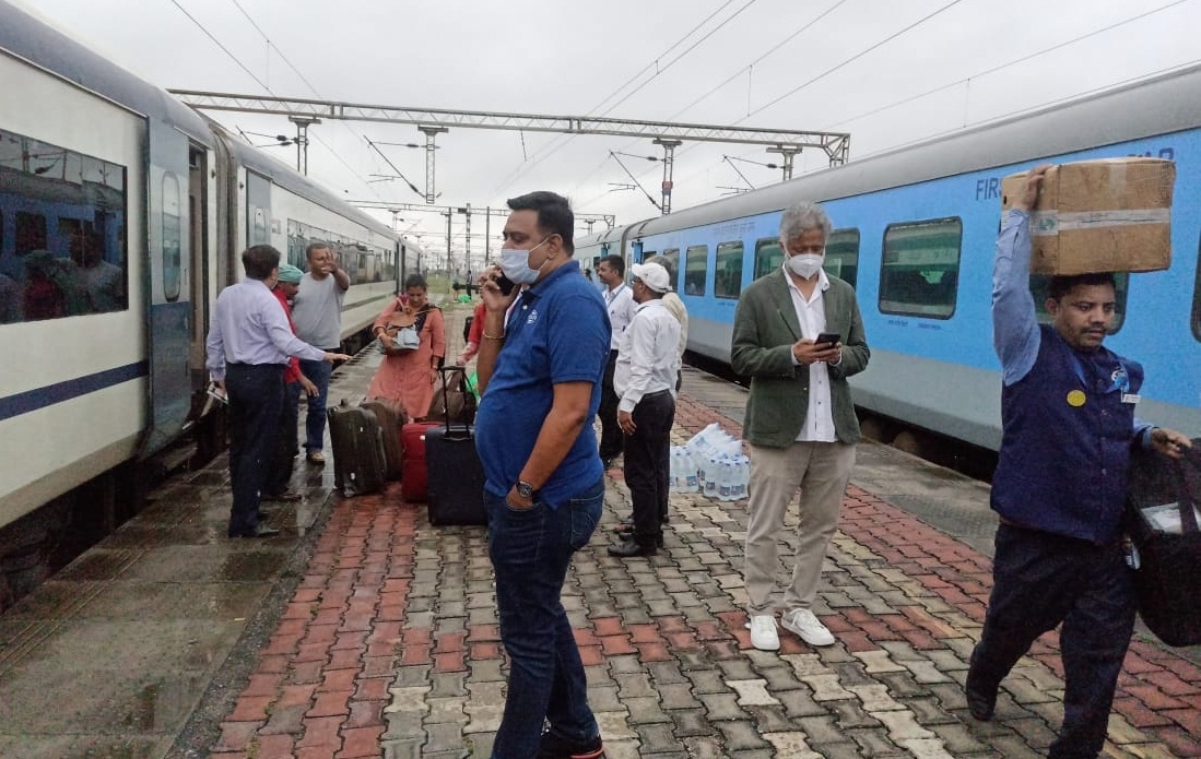 ऐसे कैसे दौड़ेगी बुलेट ट्रेन? वंदे भारत के परिचालन में तीसरी बार हुई दिक्कत, यात्रियों को दूसरी ट्रेन से किया गया रवाना