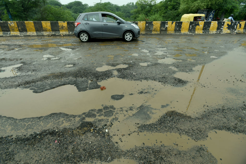 योगी सरकार की सड़कों को गड्ढा मुक्त करने के दावों का निकला दम! हर साल अरबों खर्च, फिर भी 'यमराज' बनी सड़कें