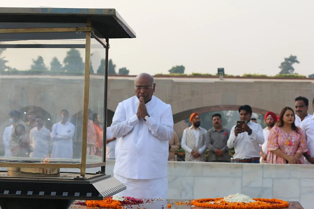 कांग्रेस की आज कमान संभालने से पहले मल्लिकार्जुन खड़गे ने महात्मा गांधी और जवाहरलाल नेहरू को दी श्रद्धांजलि