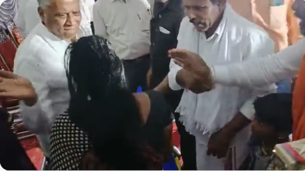 कर्नाटकः BJP सरकार के मंत्री की शर्मनाक हरकत, महिला को जड़ा थप्पड़, वीडियो वायरल होने पर बवाल