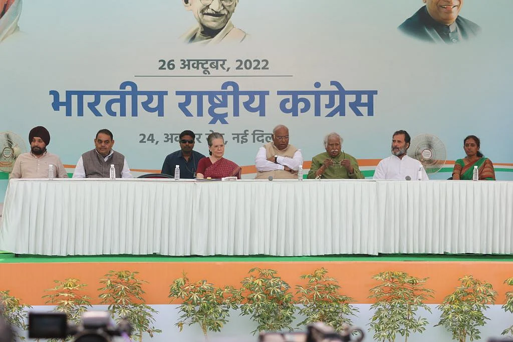 कांग्रेस को मिला नया अध्यक्ष, सोनिया गांधी ने मल्लिकार्जुन खड़गे को सौंपी कमान, बोलीं- धरती से जुड़े नेता हैं खड़गे