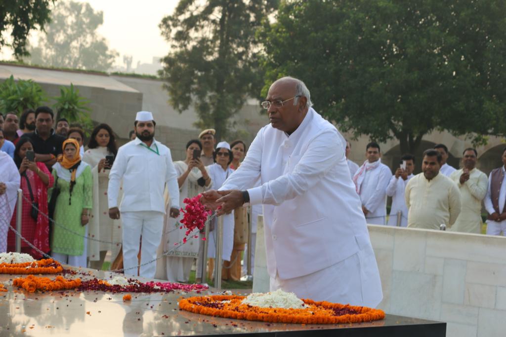 कांग्रेस की आज कमान संभालने से पहले मल्लिकार्जुन खड़गे ने महात्मा गांधी और जवाहरलाल नेहरू को दी श्रद्धांजलि