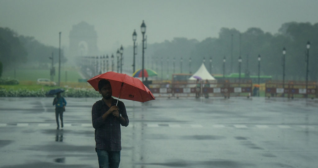 बारिश से दिल्ली-NCR बेहाल, 2007 के बाद 24 घंटे के भीतर दूसरी सबसे ज्यादा रिकॉर्ड बारिश , यूपी में स्कूल बंद