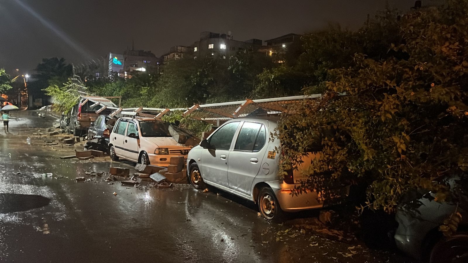 बेंगलुरु में भारी बारिश से फिर तबाही! पॉश इलाकों में बाढ़ जैसे हालात, सड़कें बनीं तालाब, IMD ने जारी किया अलर्ट
