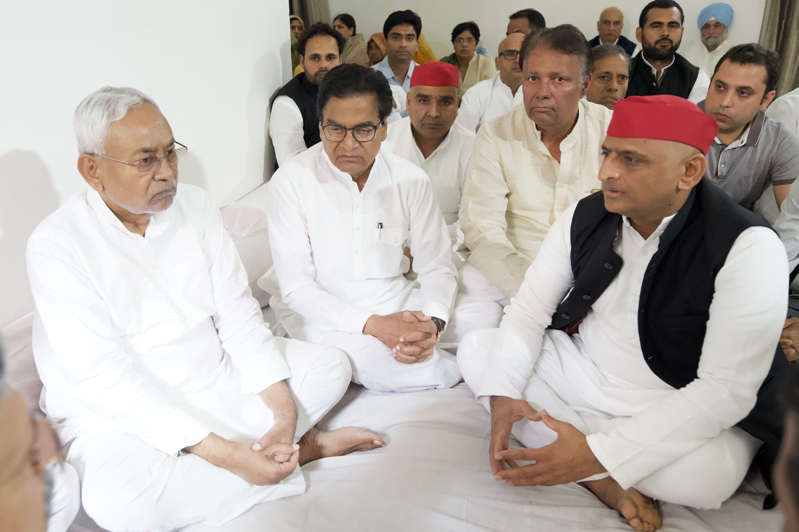 अखिलेश से मिलने सैफई पहुंचे नीतीश कुमार, मुलायम सिंह के निधन पर जताया शोक