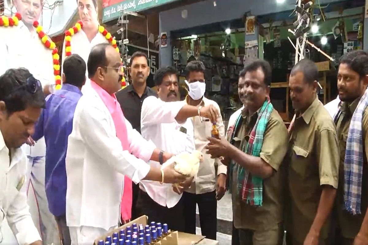 राष्ट्रीय पार्टी के एलान से पहले TRS नेता ने बांटा मुर्गा-शराब, चंद्रशेखर राव कल करेंगे शुभारंभ