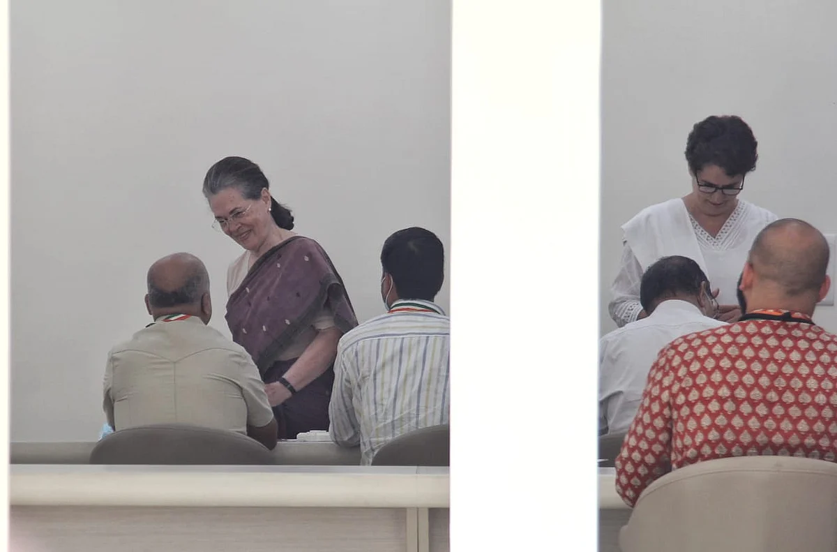 कांग्रेस के नए अध्यक्ष चुनाव की वोटिंग के लिए AICC दफ्तर पहुंची सोनिया गांधी और प्रियंका गांधी