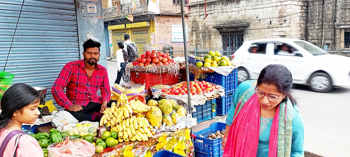 कांगड़ा जिले के बैजनाथ में फल विक्रेता मलखान सिंह और गृहणी मोनिका धीमान