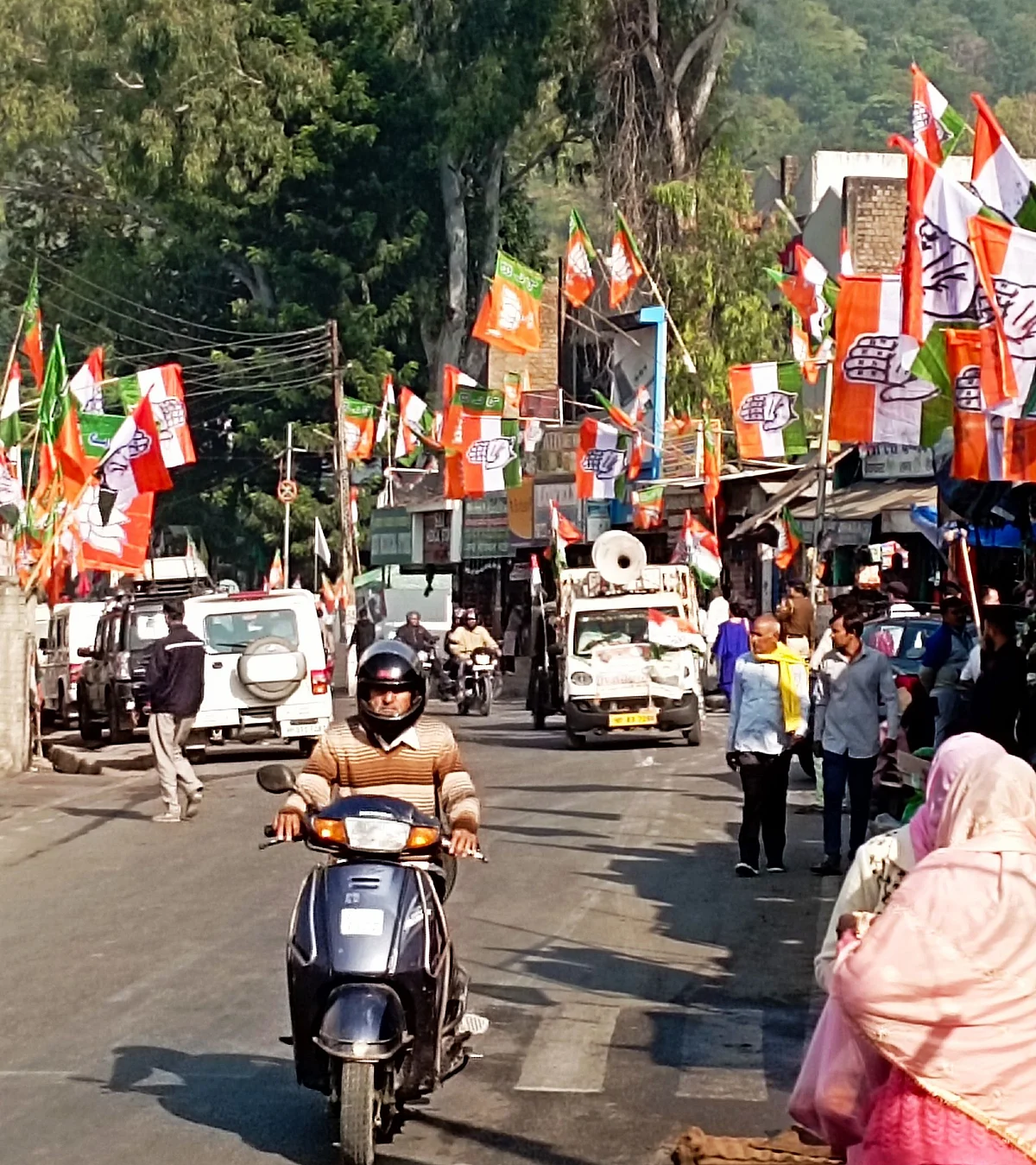 कांगड़ा की सियासी तपिश का अहसास करा रहा झंडियों से पटा ज्वाला जी