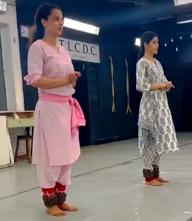 सिनेजीवन: शाहरुख खान से एयरपोर्ट पर हुई 1 घंटे तक पूछताछ, कस्टम ने लगाया जुर्माना और अब्दु को आ रही है घर की याद