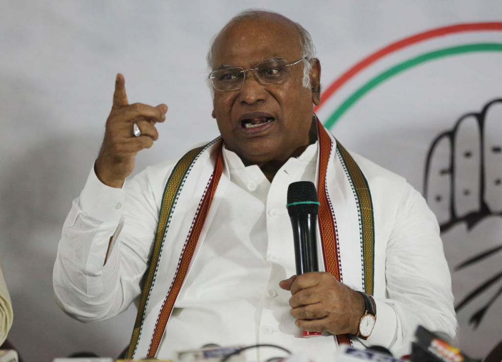 असम-मेघालय सीमा पर हिंसा में 6 लोगों की मौत को लेकर खड़गे का BJP पर हमला, कहा- बीजेपी का NEDA गठबंधन फेल