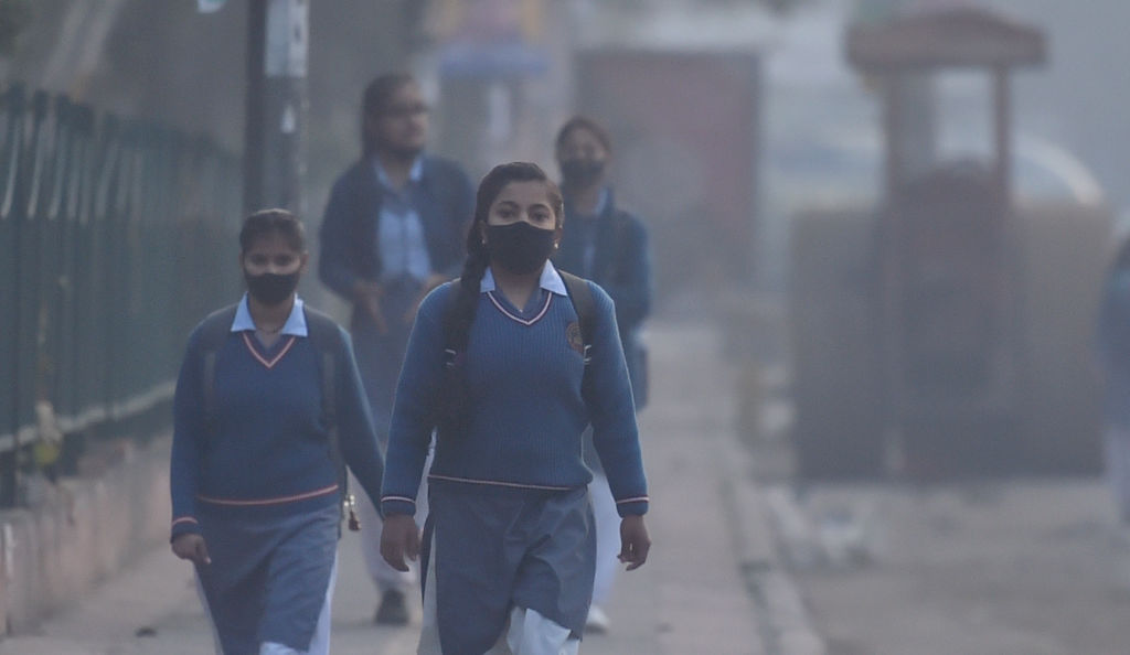 दिल्ली: प्रदूषण में कमी के बाद हटाई गईं पाबंदियां, 9 नवंबर से दोबारा खुलेंगे प्राइमरी स्कूल, WFH का फैसला भी वापस