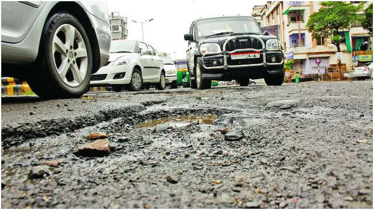 गड्ढा भराई की रस्म भी पूरी नहीं कर पाई योगी सरकार, सड़कों को गड्ढों से आजाद करने की मीयाद 15 से बढ़ाकर 30 नवंबर की गई