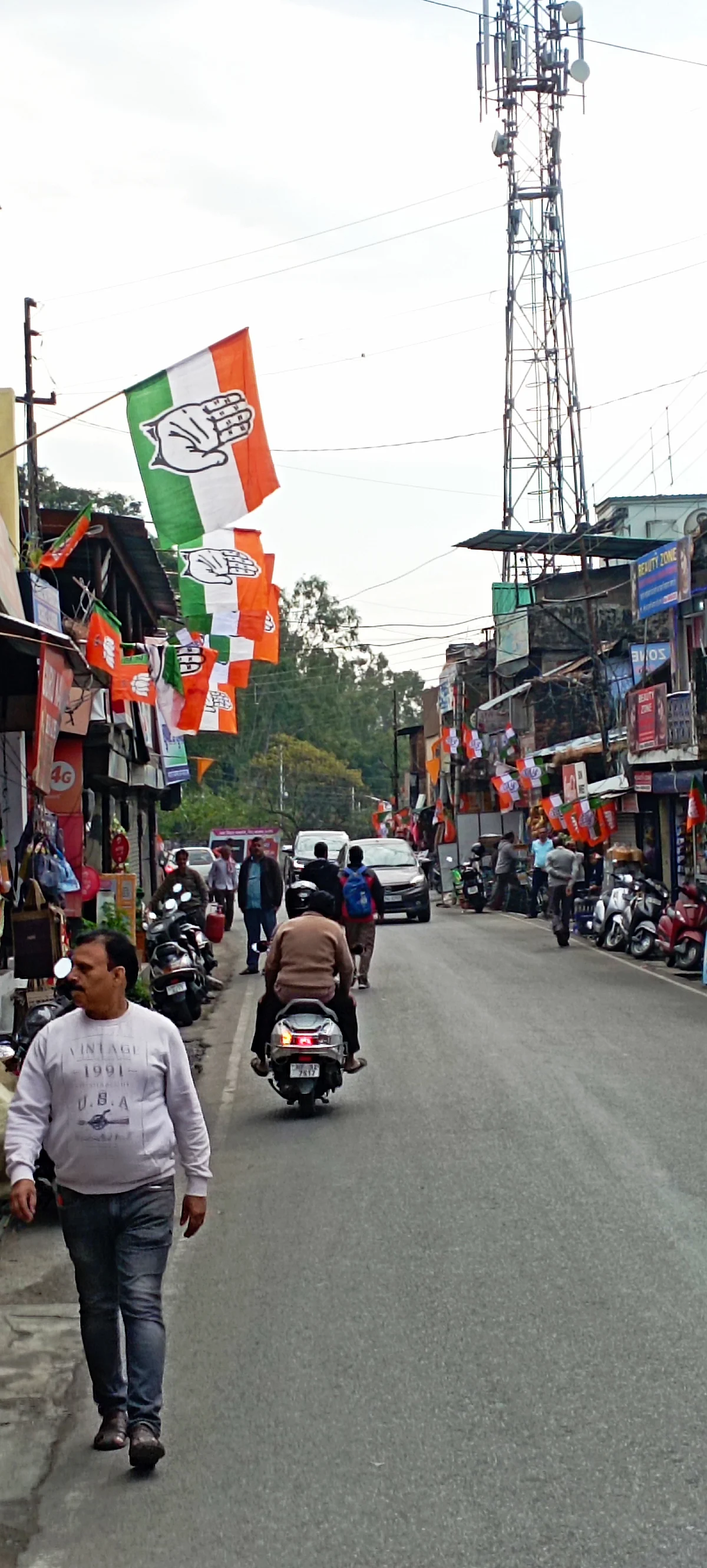 झंडो से पटा कांगड़ा जिले के हेडक्वार्टर धर्मशाला का बाजार