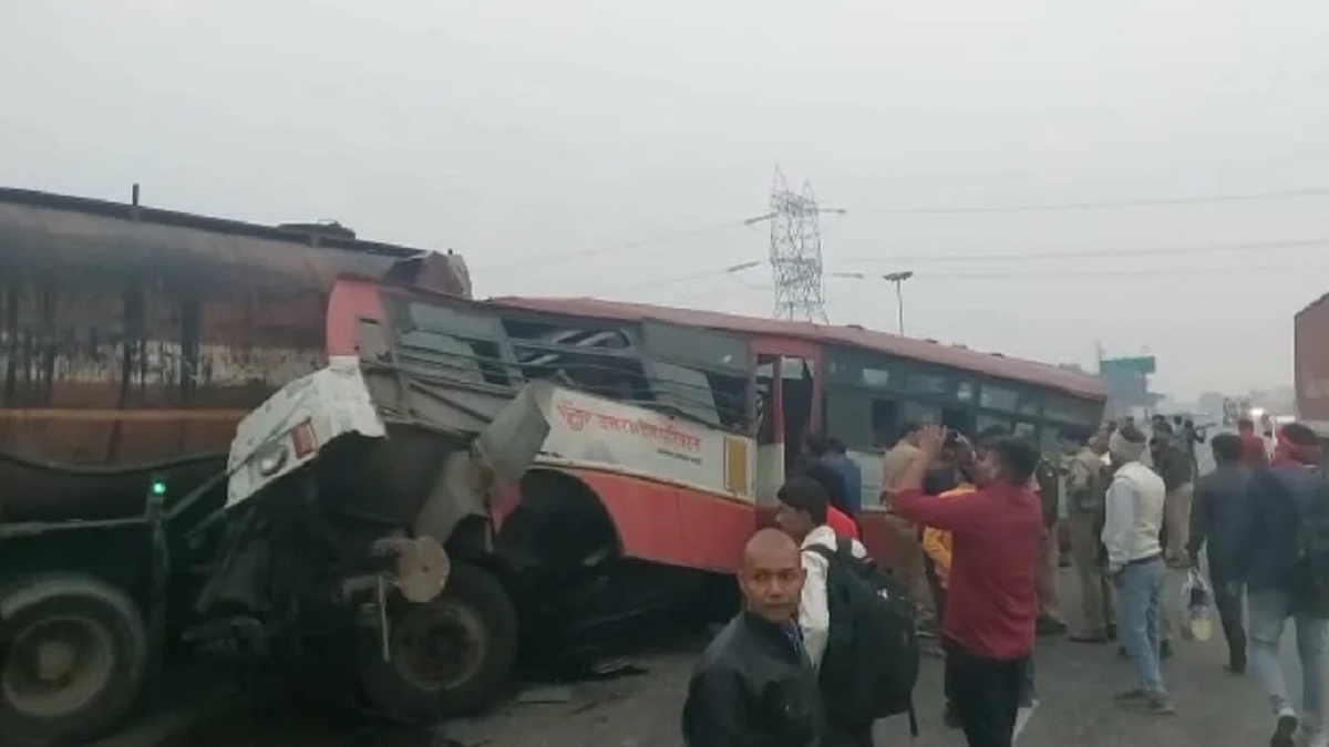 उत्तर प्रदेश: बस और टैंकर की भीषण टक्कर में दो की मौत, करीब 12 घायल, कई लोगों की हालत गंभीर