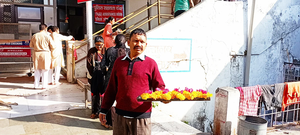 शक्ति पीठ ज्वाला जी मंदिर में प्रसाद विक्रेता प्रताप कुमार