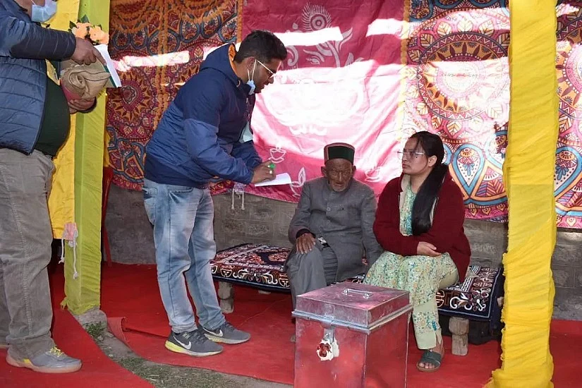 हिमाचल चुनावः 105 साल के देश के पहले वोटर ने डाला वोट, आजादी के बाद हुए पहले चुनाव में भी कर चुके हैं मतदान