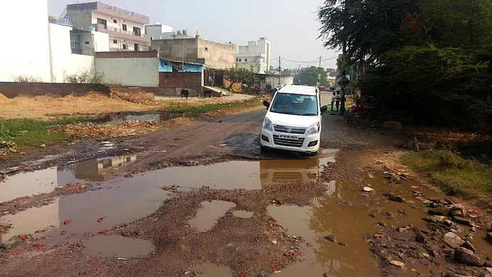 गड्ढा भराई की रस्म भी पूरी नहीं कर पाई योगी सरकार, सड़कों को गड्ढों से आजाद करने की मीयाद 15 से बढ़ाकर 30 नवंबर की गई