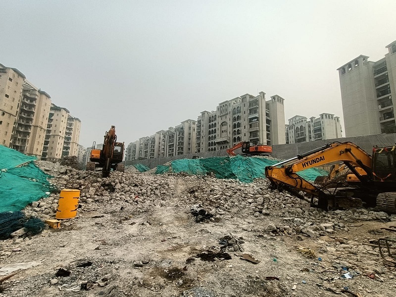 GRAP लागू होने से ट्विन टावर का मलबा हटाने का काम रुका, मजदूरों को दी गई छुट्टी, आसपास के लोग परेशान