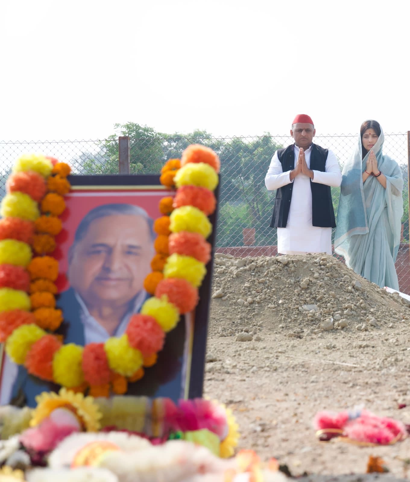 मैनपुरी उपचुनाव : नामांकन से पहले डिंपल ने मुलायम यादव को किया नमन, अखिलेश बोले- सपा प्रत्याशी की ऐतिहासिक जीत होगी